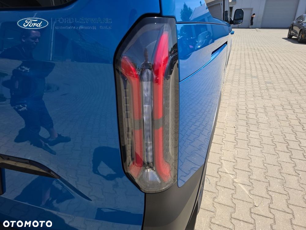 Ford Tourneo Custom - 12