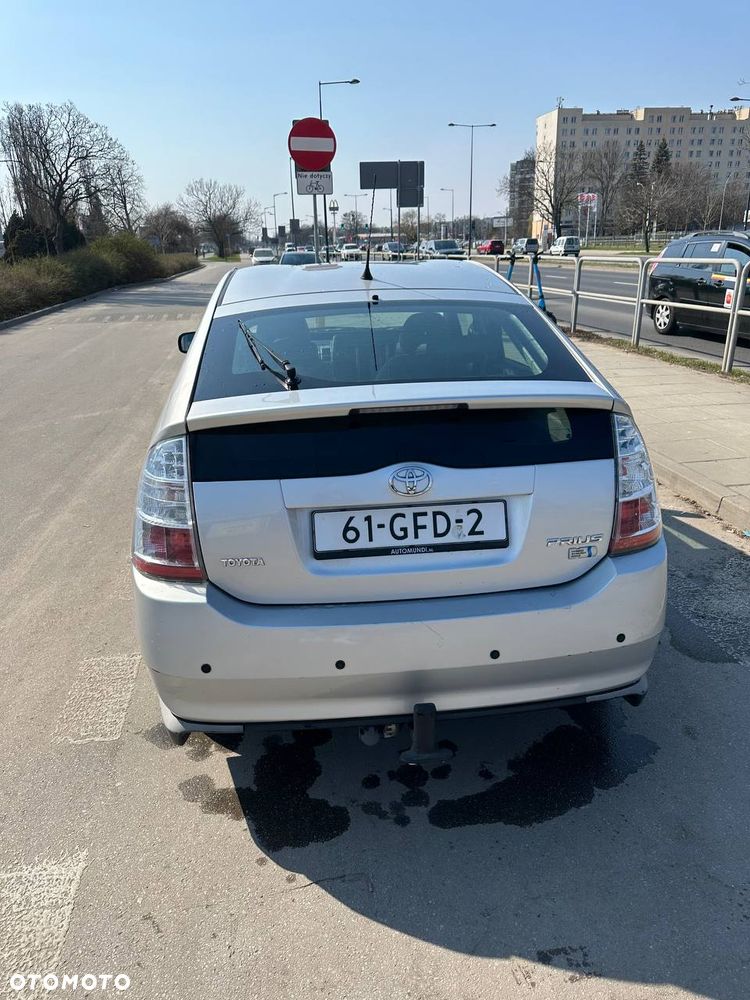 Toyota Prius - 4