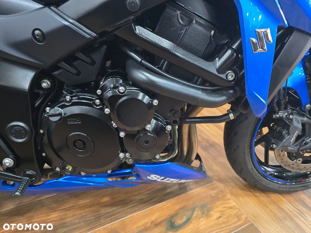 Suzuki GSX - 23