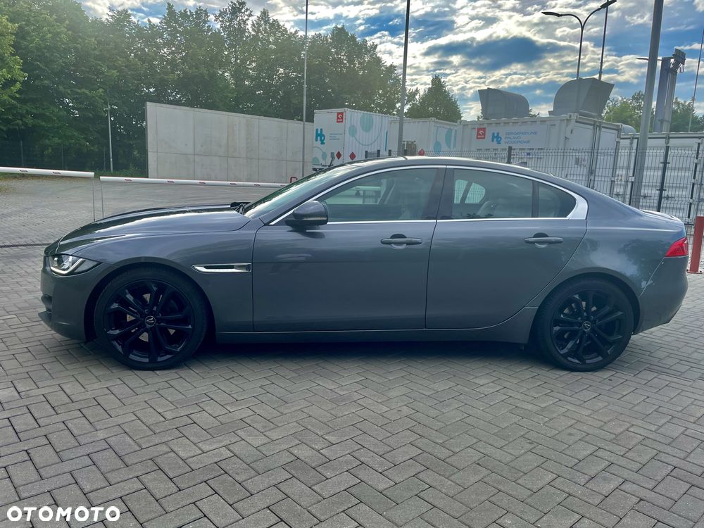 Jaguar XE 2.0 D Portfolio - 12