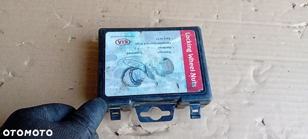 Śruba śruby koła kół zabezpieczające nakrętki Kia Sportage III - 1