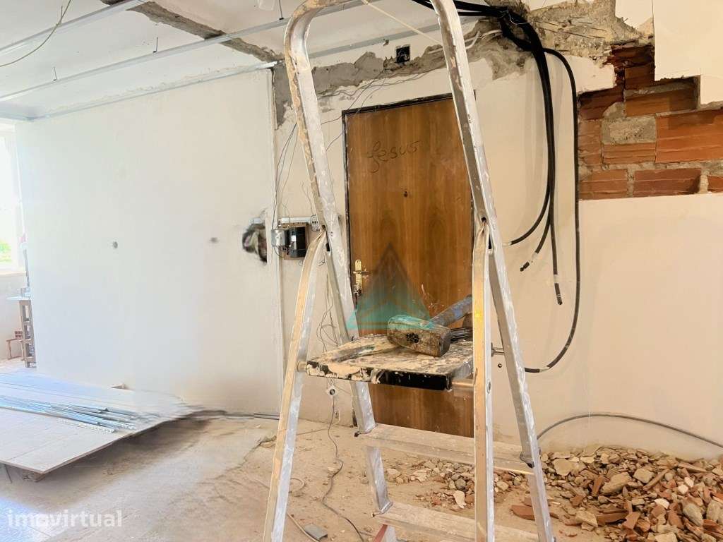 Apartamento T2 em Benfica em fase de remodelação total - Grande imagem: 2/15