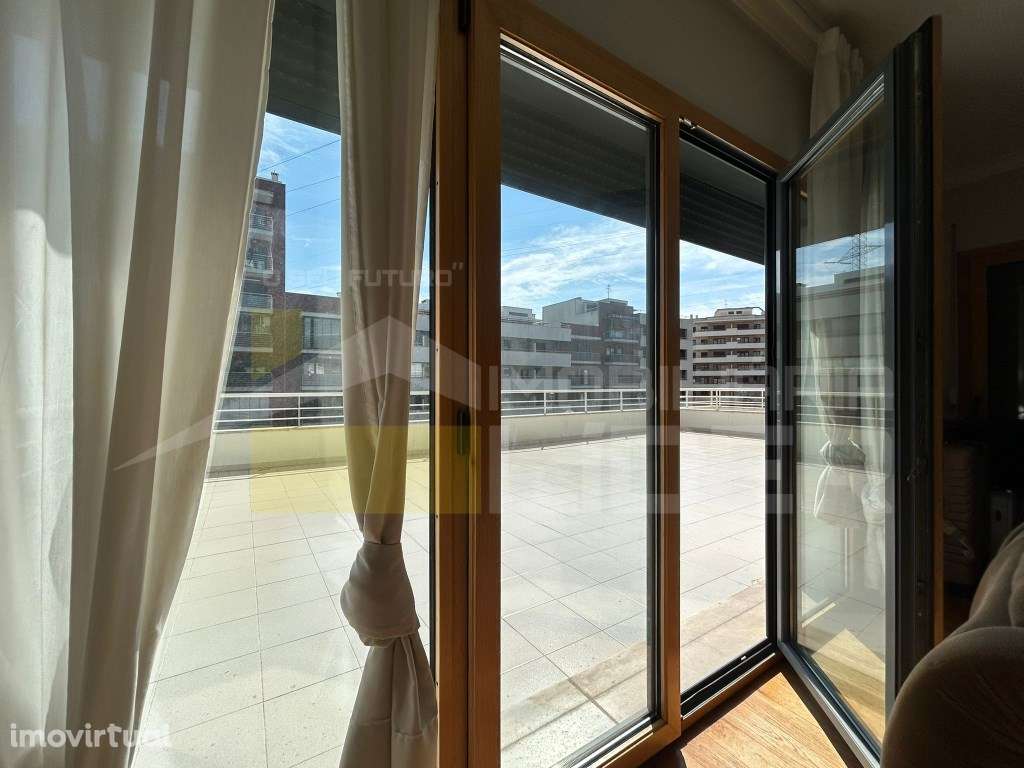 Apartamento T1 com terraço de aproximadamente 70m2 nas Colinas Cruz... - Grande imagem: 2/18