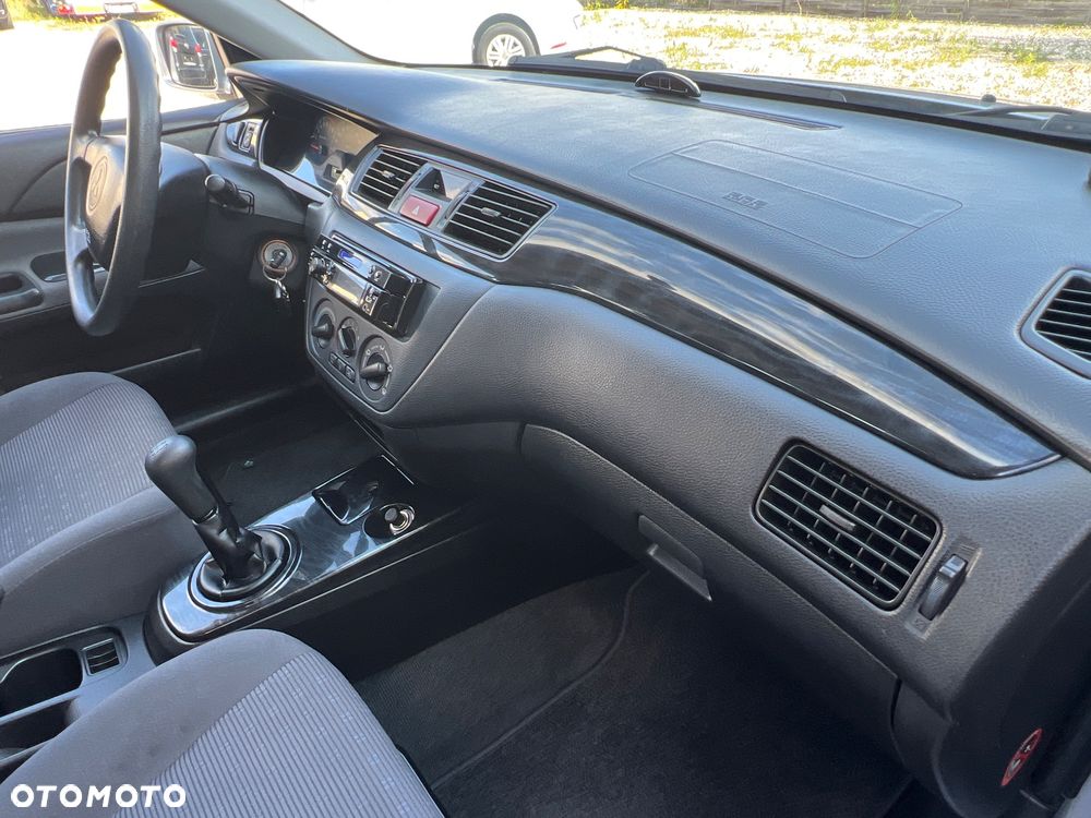 Mitsubishi Lancer 1.6 Intense - 28