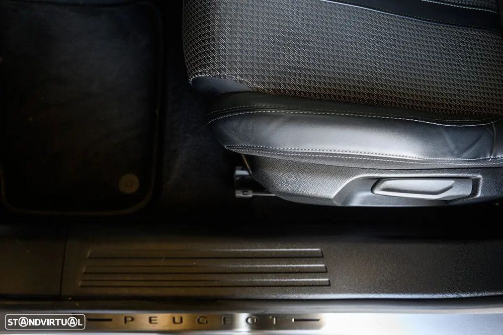Peugeot e-2008 50 kWh GT Pack - 26