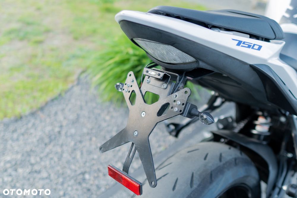 Suzuki GSR - 28