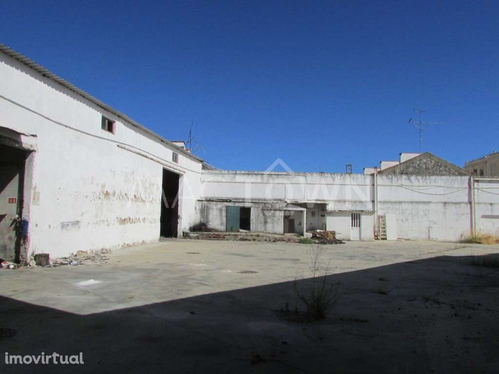 Amplo armazém junto ao Braço de Prata - Grande imagem: 4/6