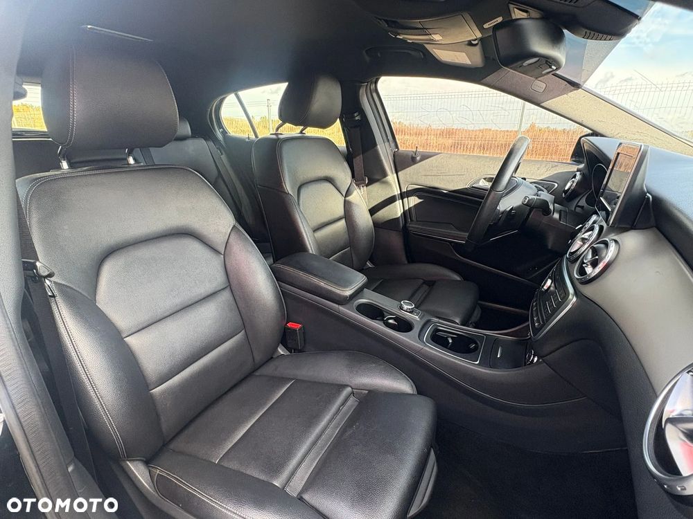 Mercedes-Benz GLA 250 4Matic 7G-DCT - 15