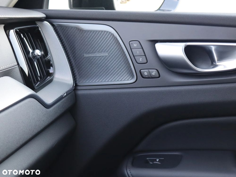 Volvo XC 60 T8 Plug-In Hybrid AWD Ultimate Dark - 25