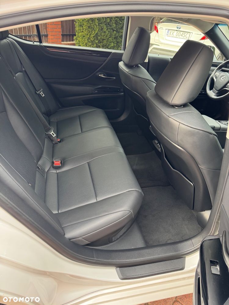 Lexus ES 300h Business Edition + - 23