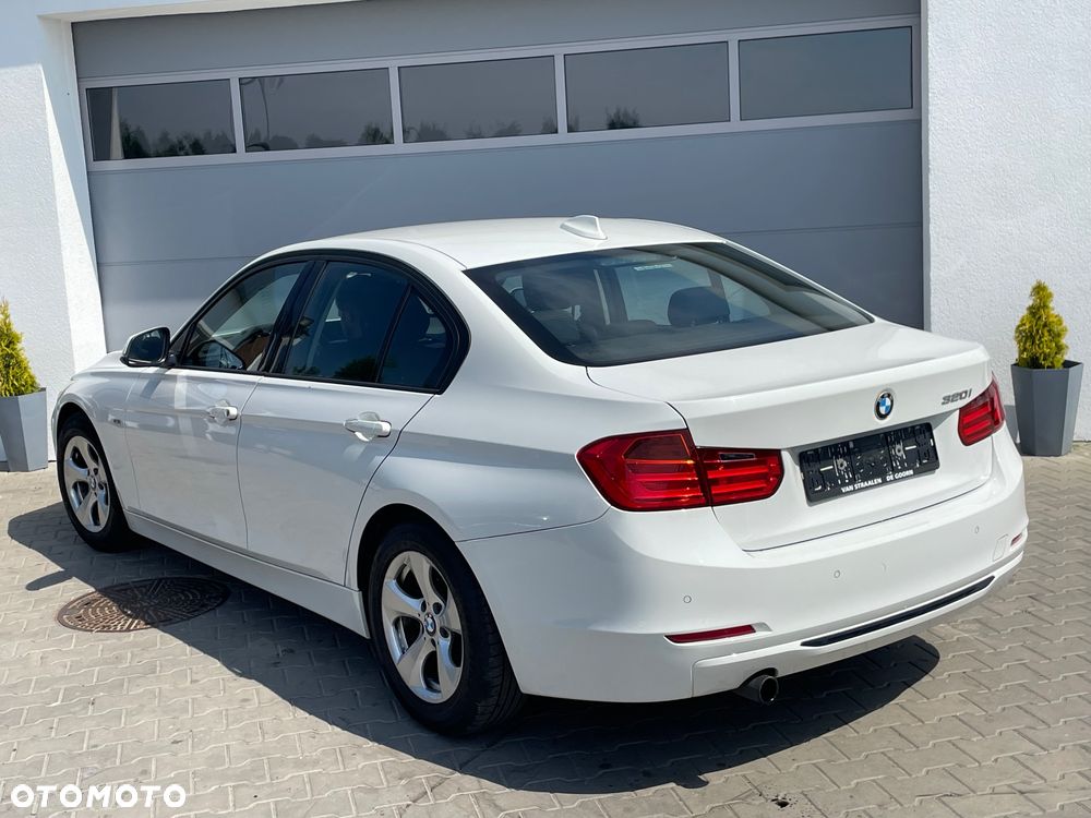 BMW Seria 3 320i Sport Line - 4