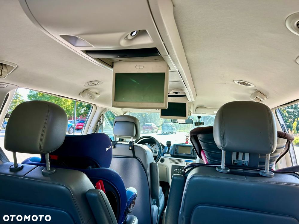 Volkswagen Routan - 8