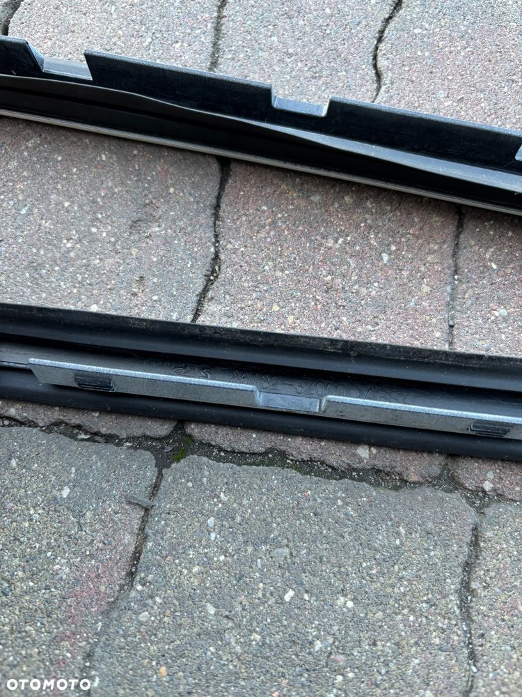 HYUNDAI I40 LISTWY SZYBY CZOLOWEJ KOMPLET 86132-3Z000 - 8