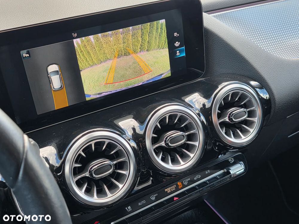 Mercedes-Benz GLA 180 7G-DCT - 12