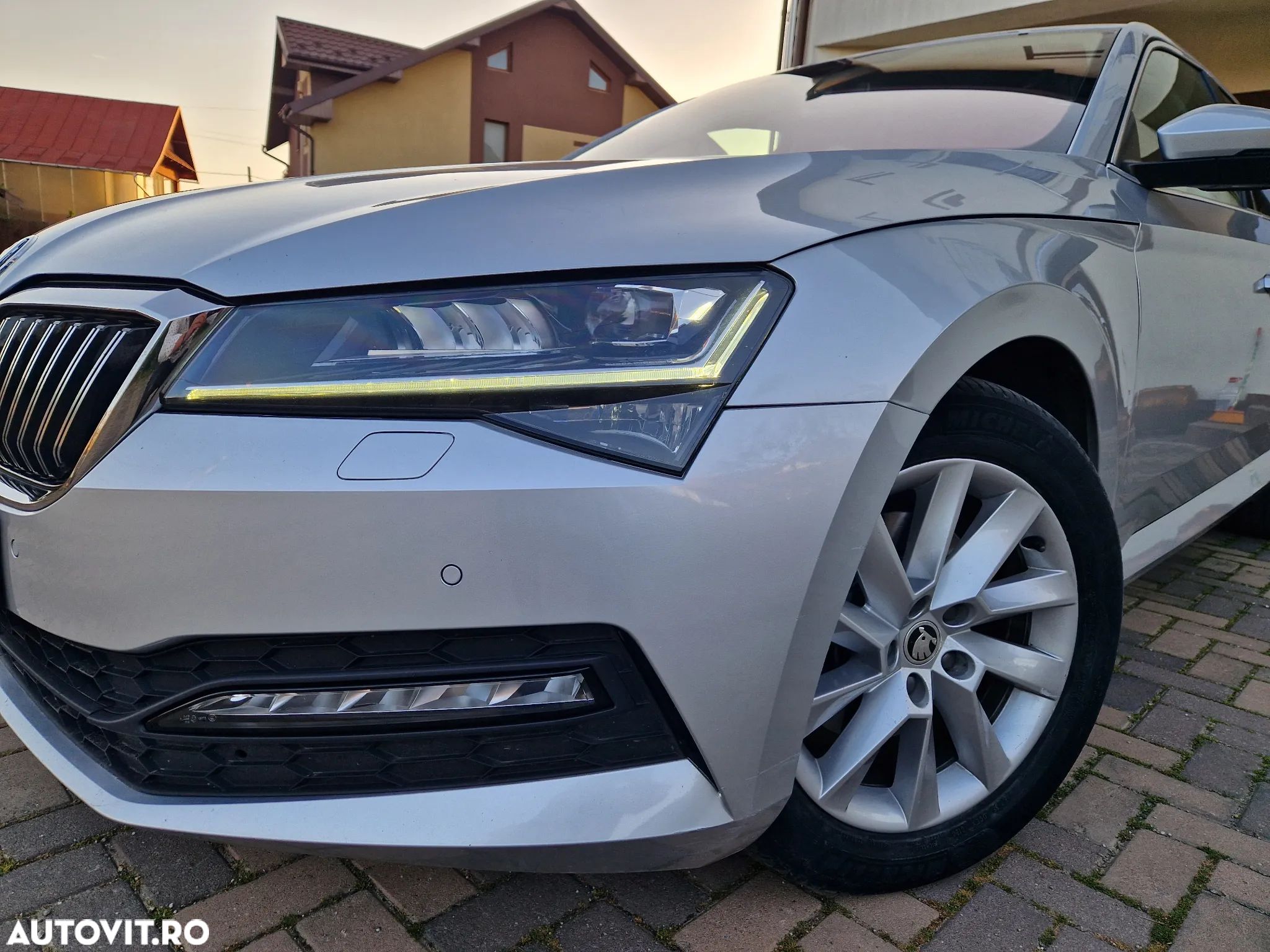 Skoda Superb 2.0 TDI DSG Ambition - 1