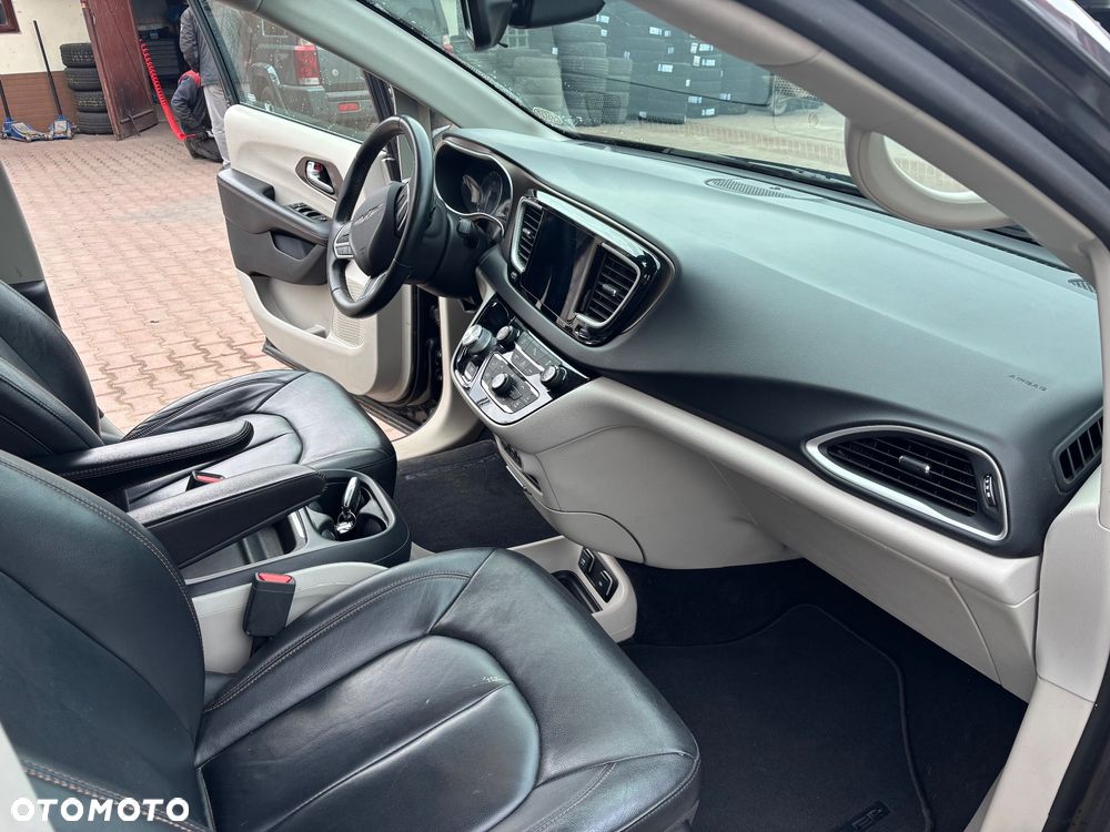 Chrysler Pacifica - 15