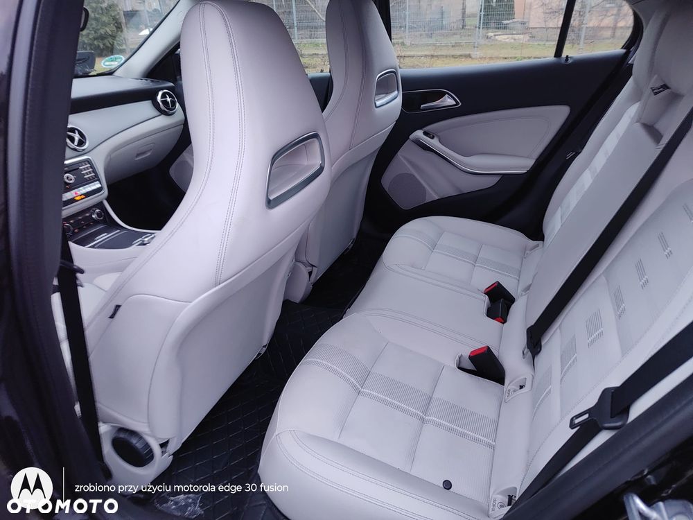 Mercedes-Benz GLA 250 4Matic 7G-DCT AMG Line - 14