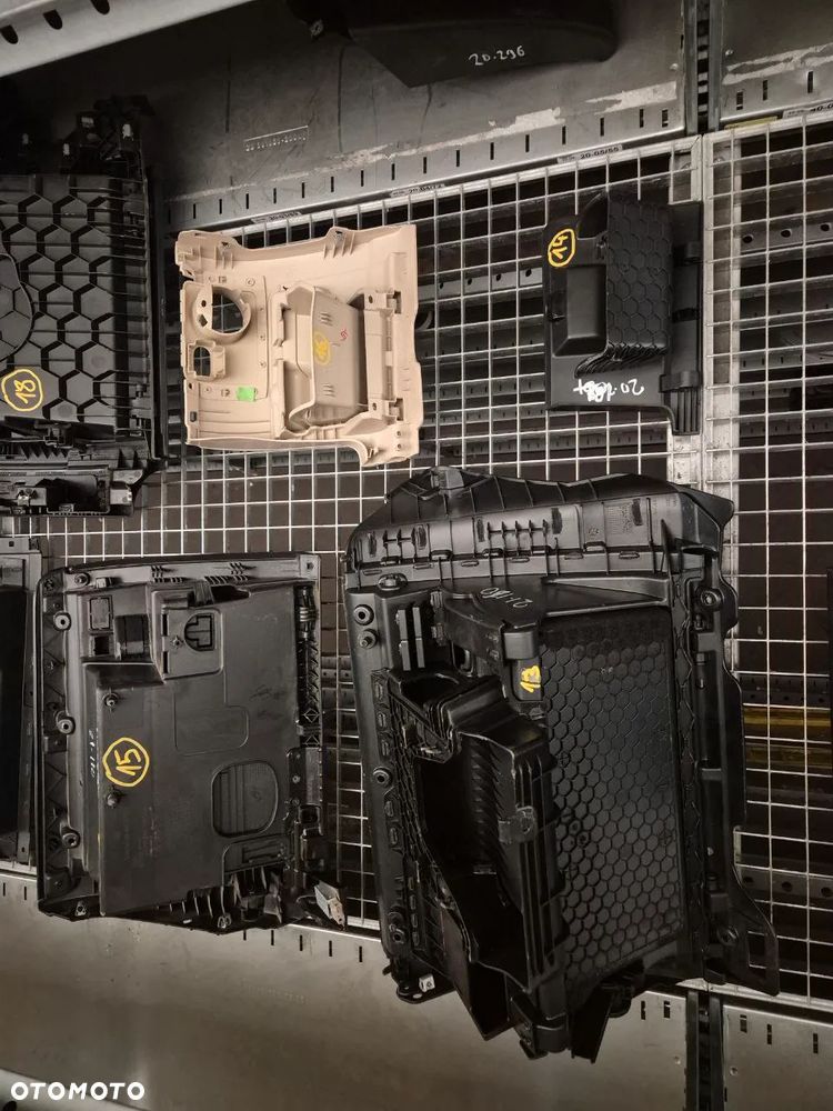 VOLKSWAGEN PORSCHE SCHOWEK PASAŻERA, ŚRODKOWY, KIEROWCY. - 18