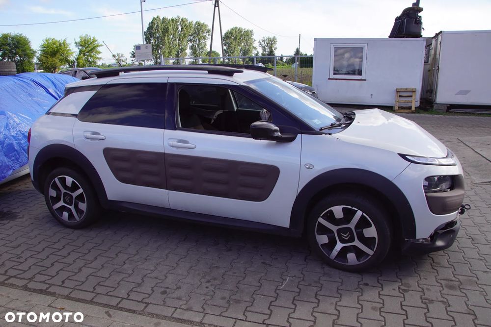 Auto na części - Citroen C4 Cactus 1.2 PureTech 110 KM HNZ 20ET25 EFC 2015R Silnik Skrzynia Drzwi Błotnik Zderzak Klapa Lampa Lusterko Klamka Szyba Deska Kokpit Sterownik Moduł Czujnik Licznik Wyświetlacz Panel Kierownica - 9