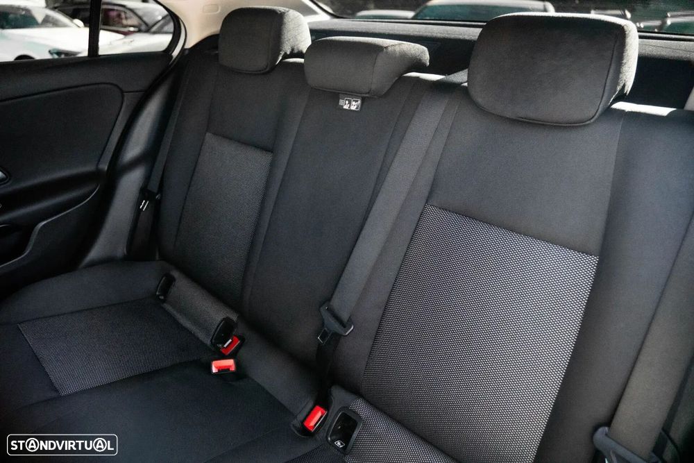 Mercedes-Benz A 250 Limousine e 8G-DCT Style - 30