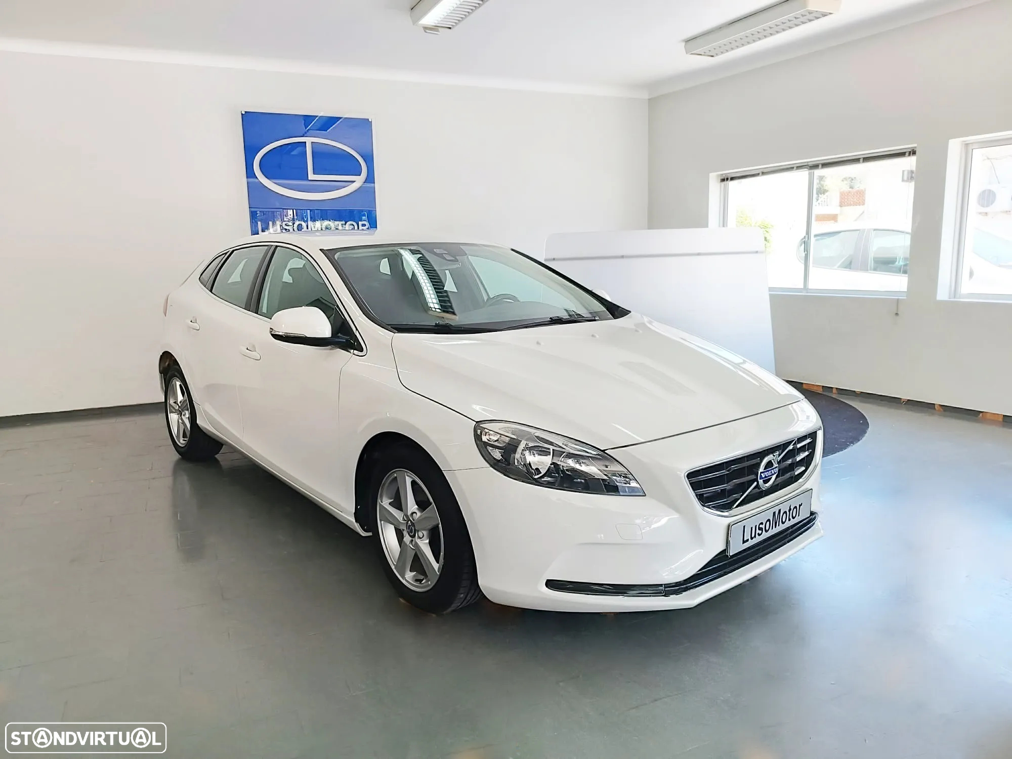 Volvo V40 1.6 D2 Momentum Powershift Eco - 3