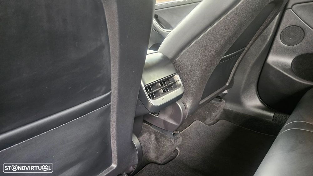 Tesla Model Y Long Range Dual Motor AWD - 29