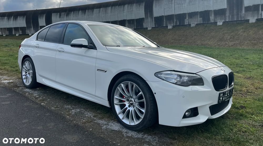 BMW Seria 5 550i xDrive - 1