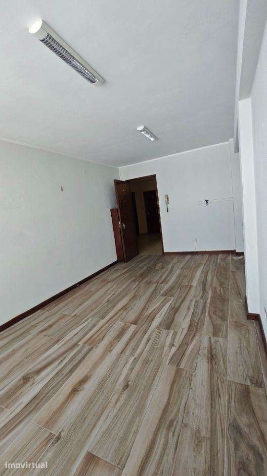 Escritório / 20 m2 / Rua Brito Capelo / Matosinhos - Grande imagem: 2/8