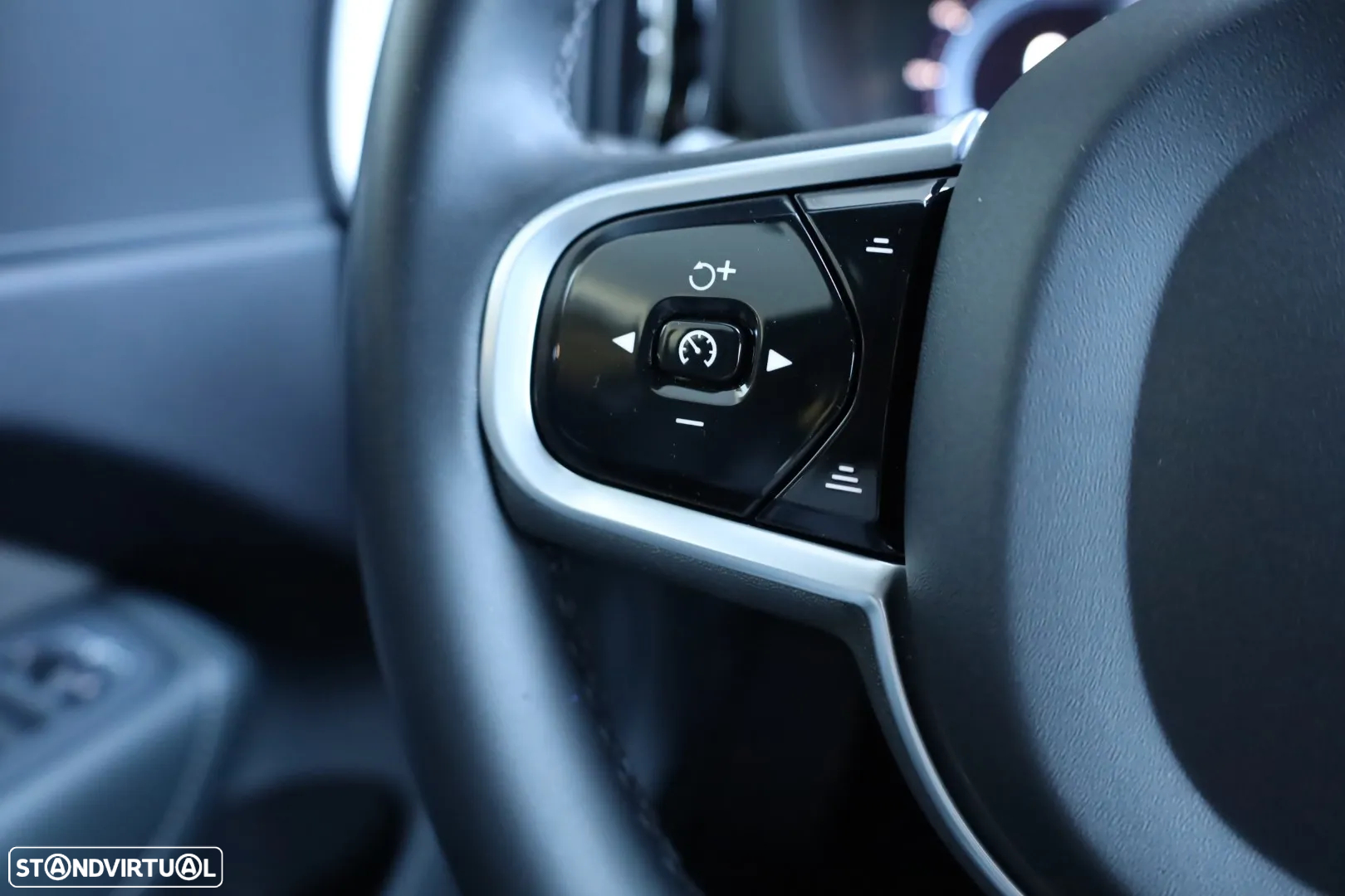 Volvo XC 60 2.0 B4 Plus Dark - 21