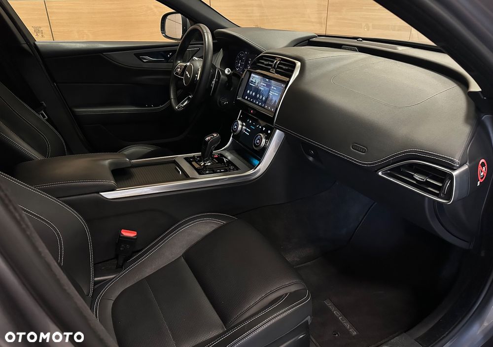Jaguar XE 2.0 D180 R-Dynamic SE - 9