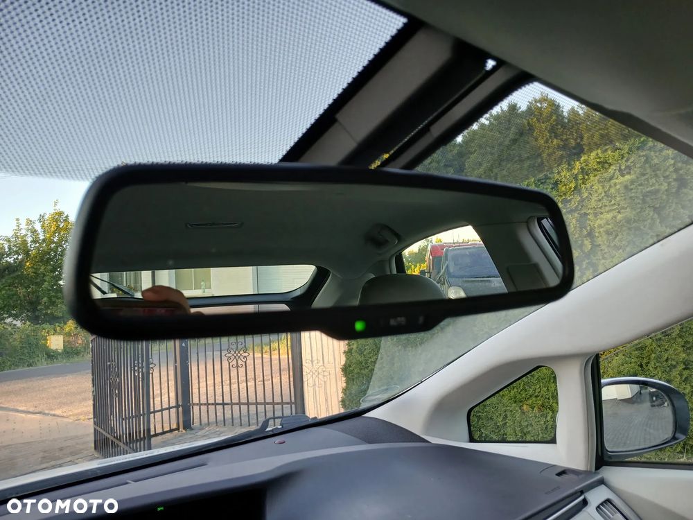 Toyota Prius (Hybrid) Executive - 32