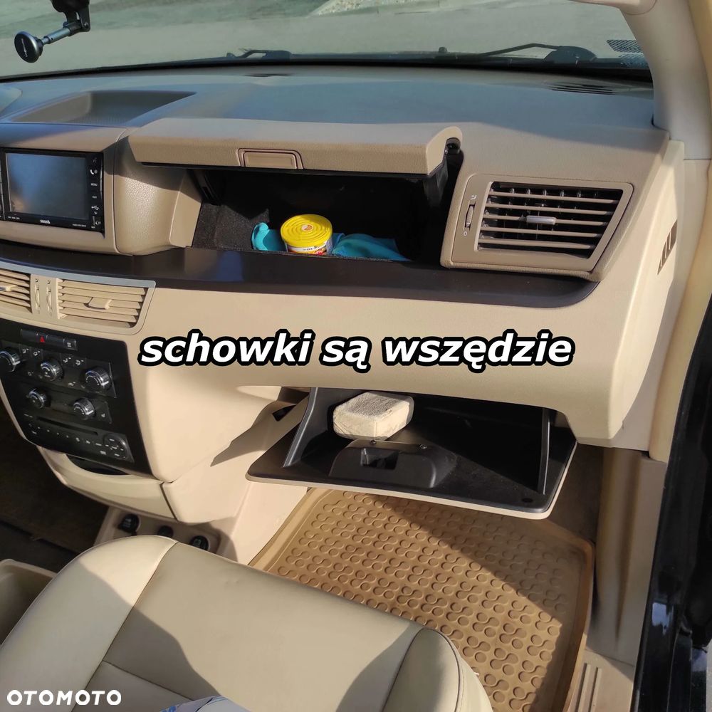 Volkswagen Routan - 12