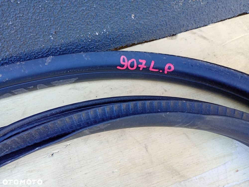 uszczelka karoseryjna drzwi lewa przód mercedes sprinter w907 910 2018-2026r - 2