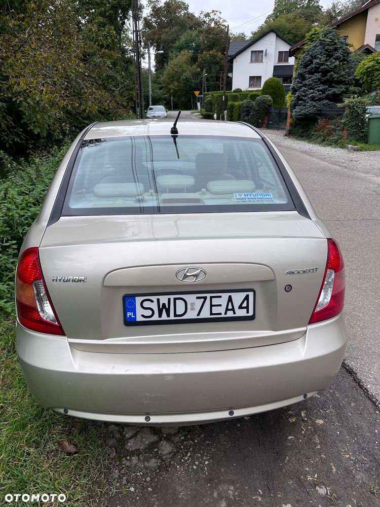 Hyundai Accent - 4