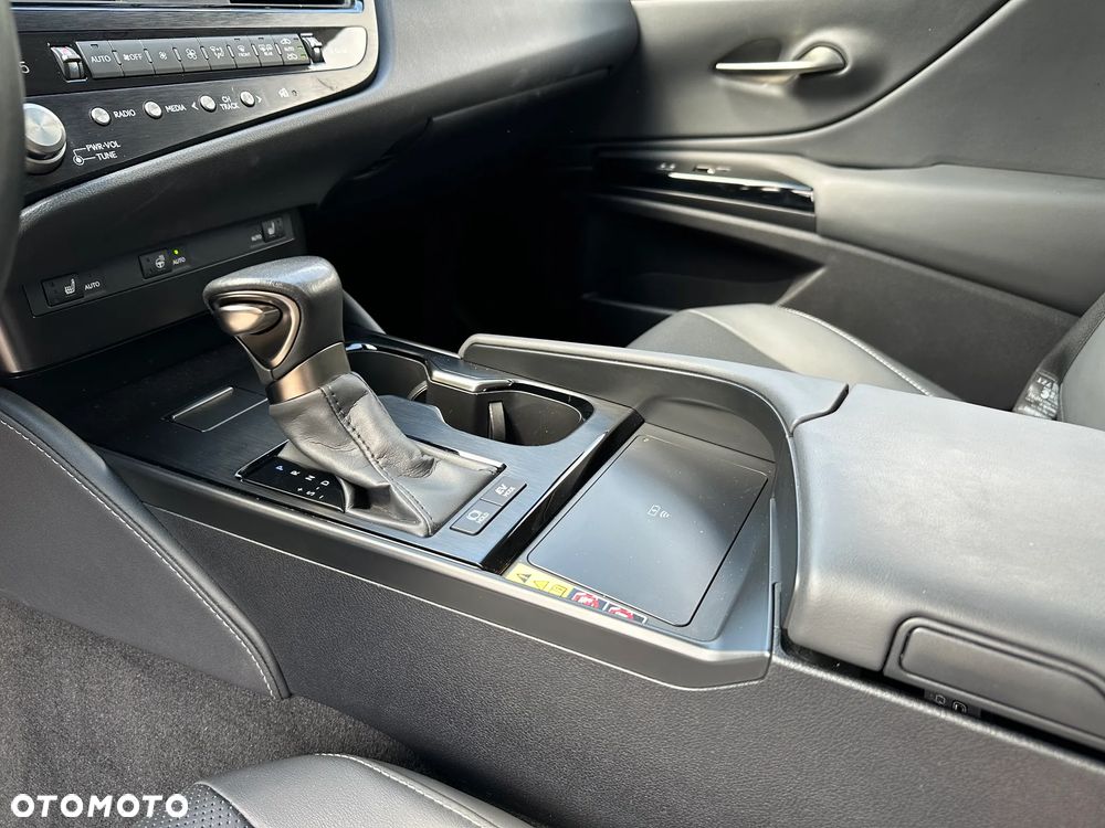 Lexus ES 300h Business Edition - 31