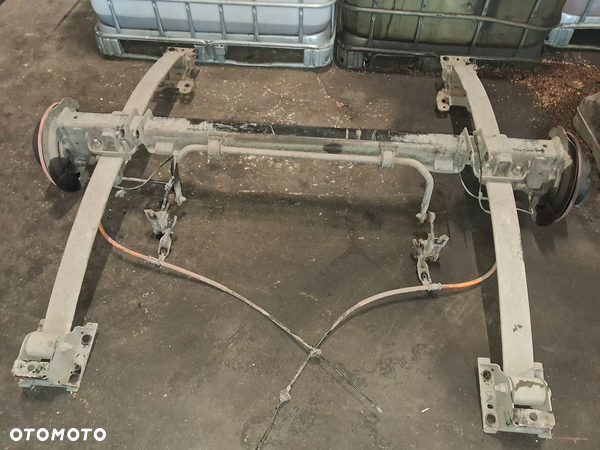 Renault Master III lift 2.3 DCI Belka zawieszenia tylna tył kompletna Jak nowa