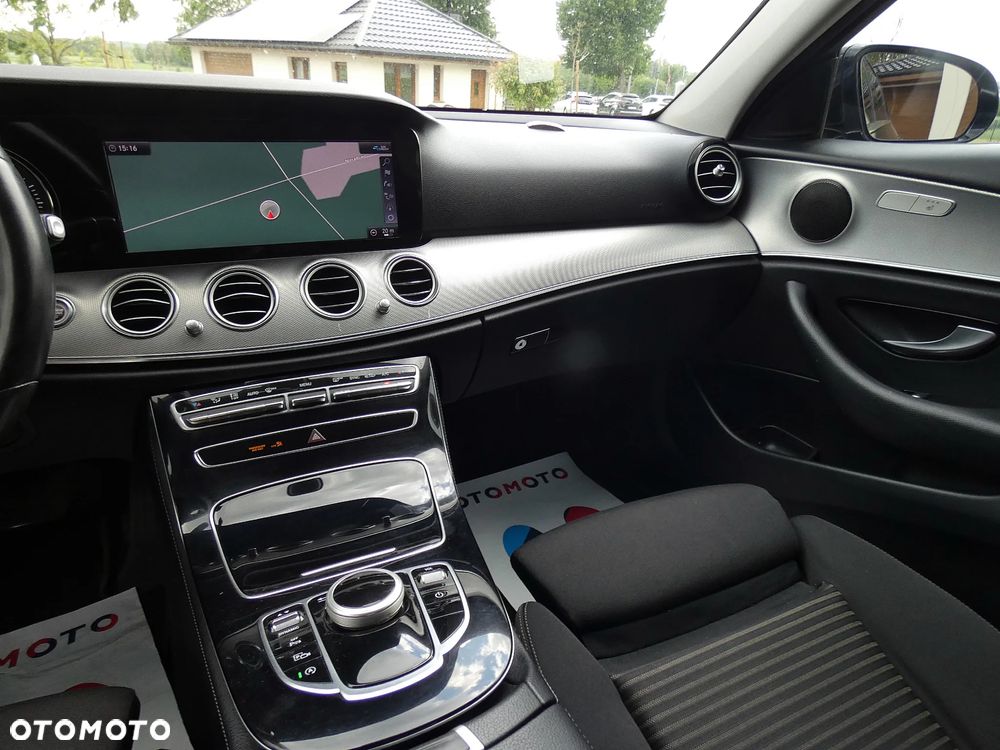 Mercedes-Benz Klasa E 220 d 4-Matic Business Edition 9G-TRONIC - 32