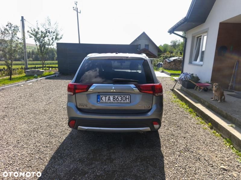 Mitsubishi Outlander - 2