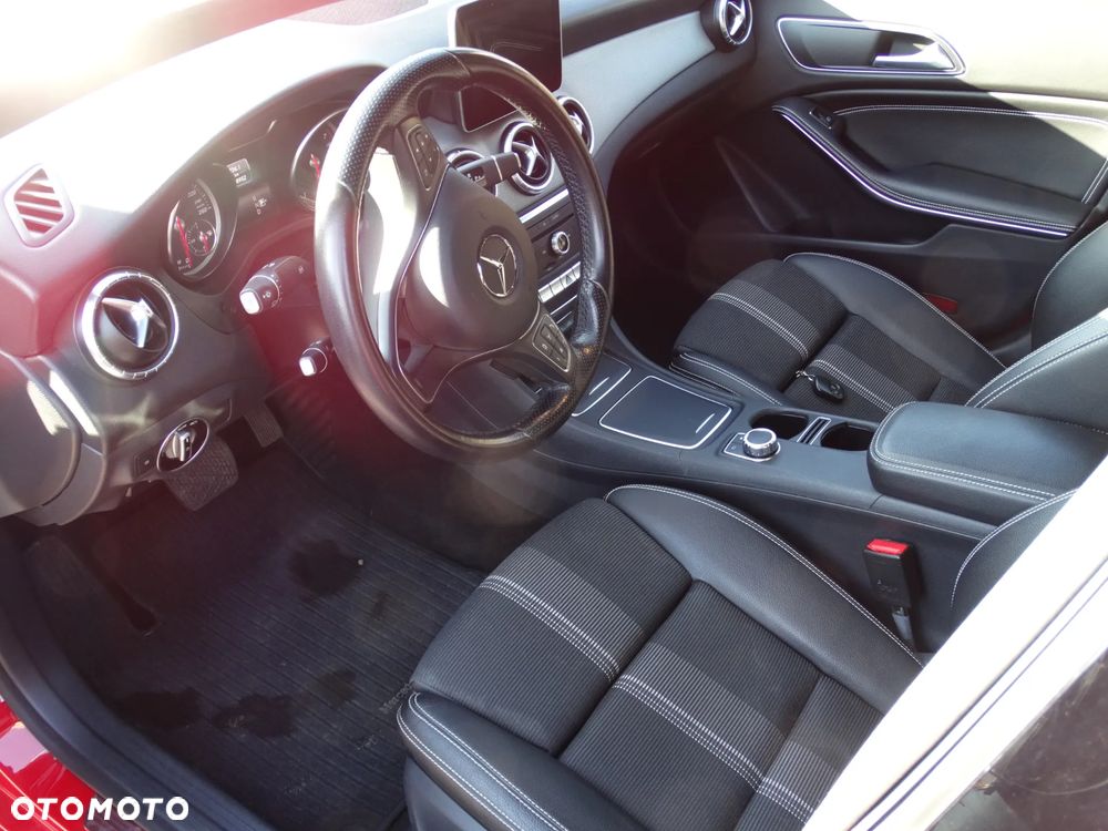 Mercedes-Benz CLA 180 7G-DCT Urban - 11