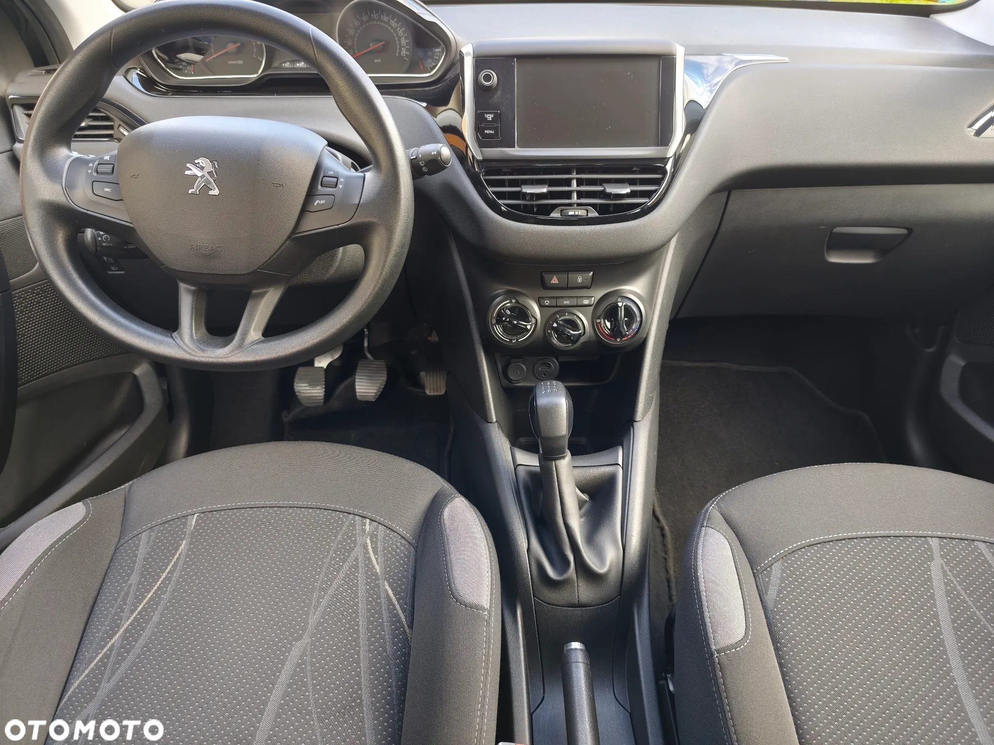 Peugeot 208 - 8