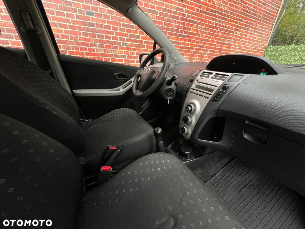 Toyota Yaris - 10