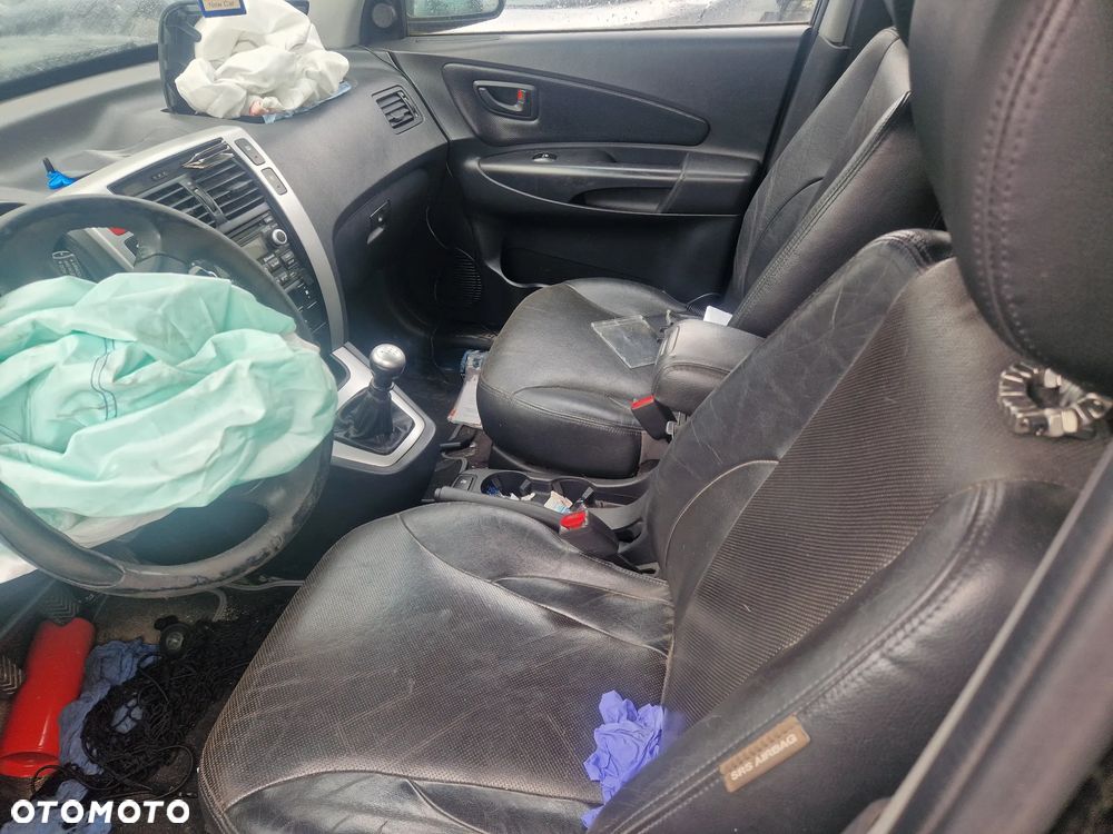 Hyundai Tucson fotel fotele kanapa deska kokpit podsufitka boczek boczki klamka podłokietnik licznik prędkościomierz - 3