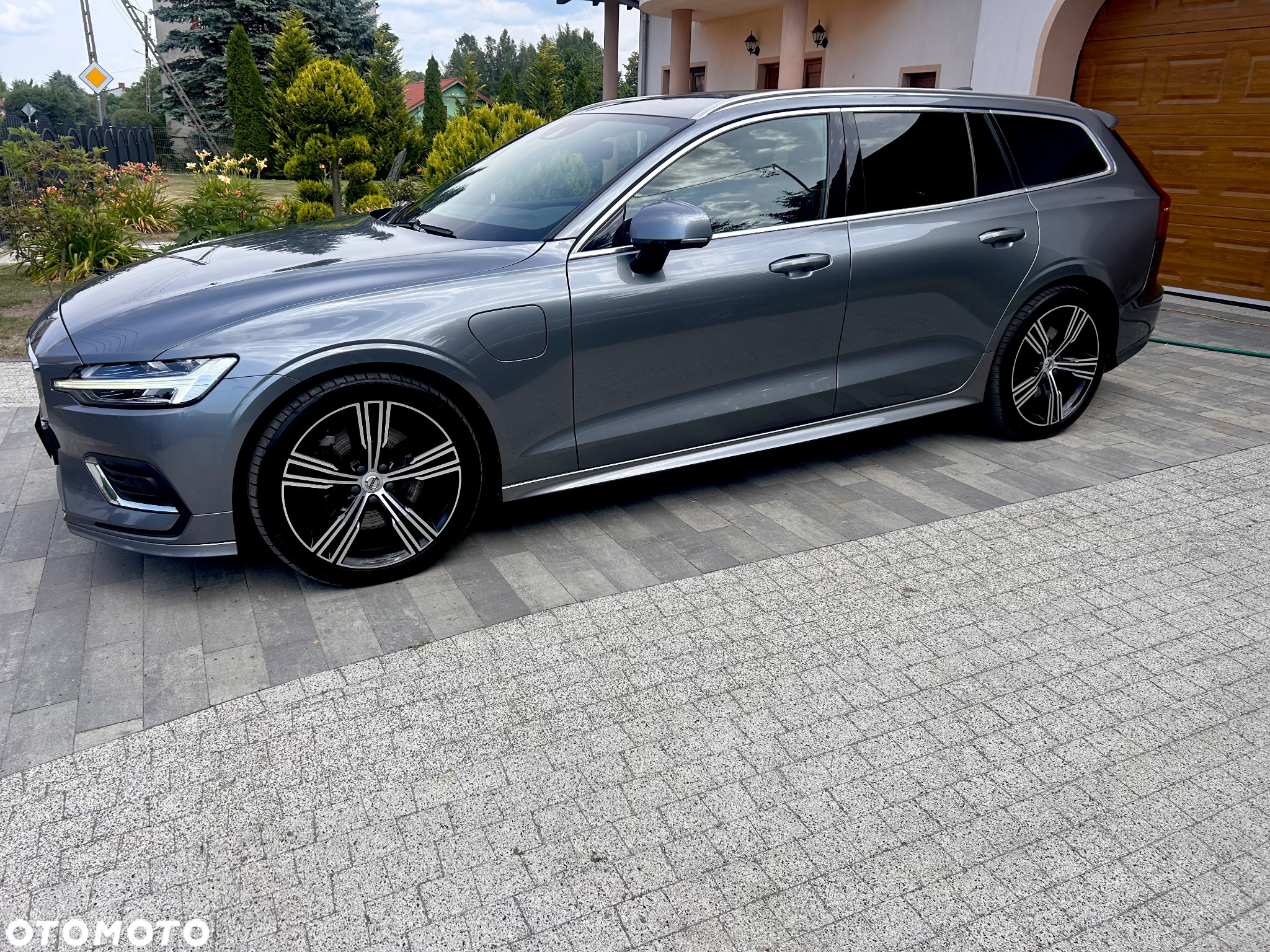 Volvo V60 T6 AWD Plug-In Hybrid Essential - 4