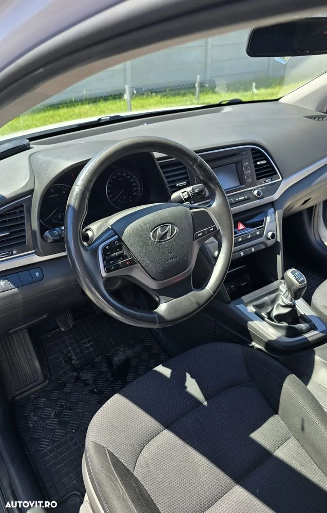Hyundai Elantra 1.6 CRDI Comfort - 8
