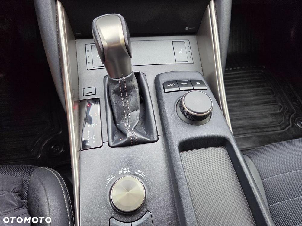Lexus IS 300h Business Edition - 19