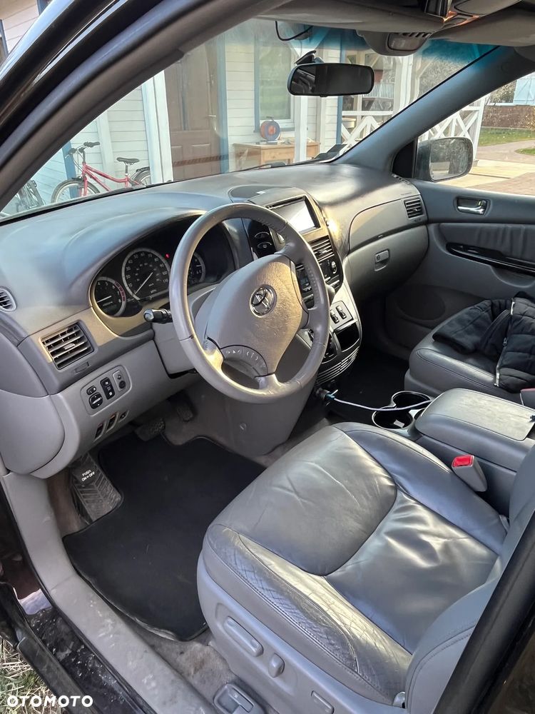 Toyota Sienna - 4