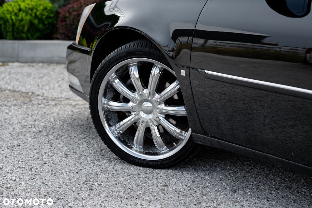 Cadillac DTS - 12