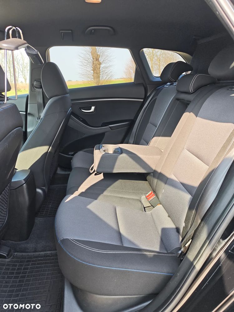 Hyundai i30 blue Kombi 1.6 CRDi Passion - 13