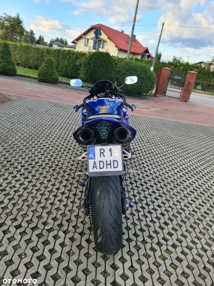 Yamaha R1 - 4