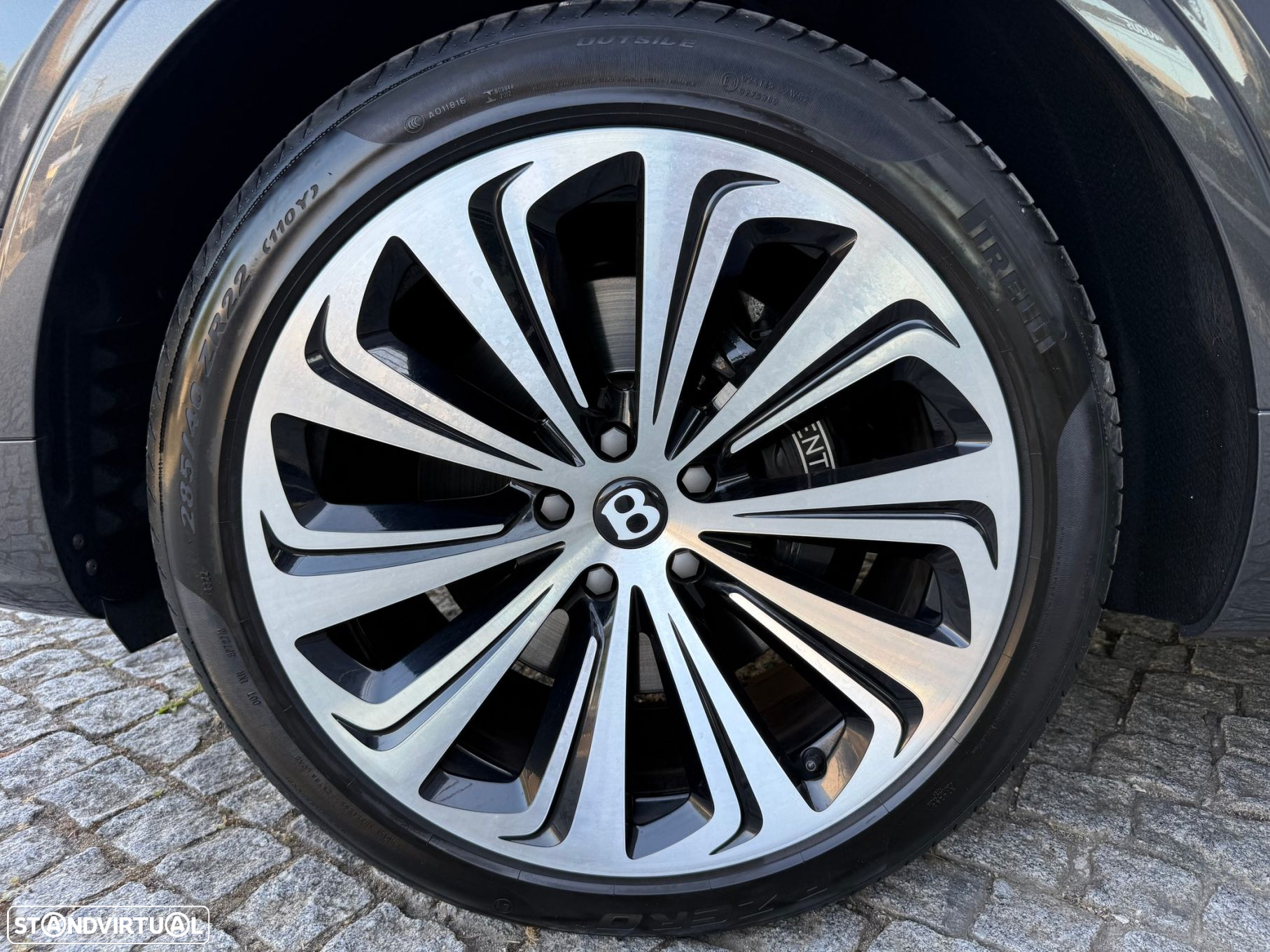 Bentley Bentayga V8 Atelier Edition - 8